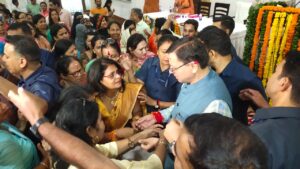 मुख्यमंत्री पुष्कर सिंह धामी को प्रदेश भर से आई महिलाओं ने राखी बांधी।
