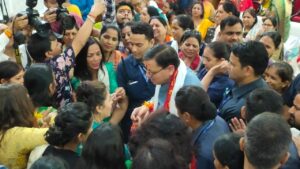 मुख्यमंत्री पुष्कर सिंह धामी को प्रदेश भर से आई महिलाओं ने राखी बांधी।
